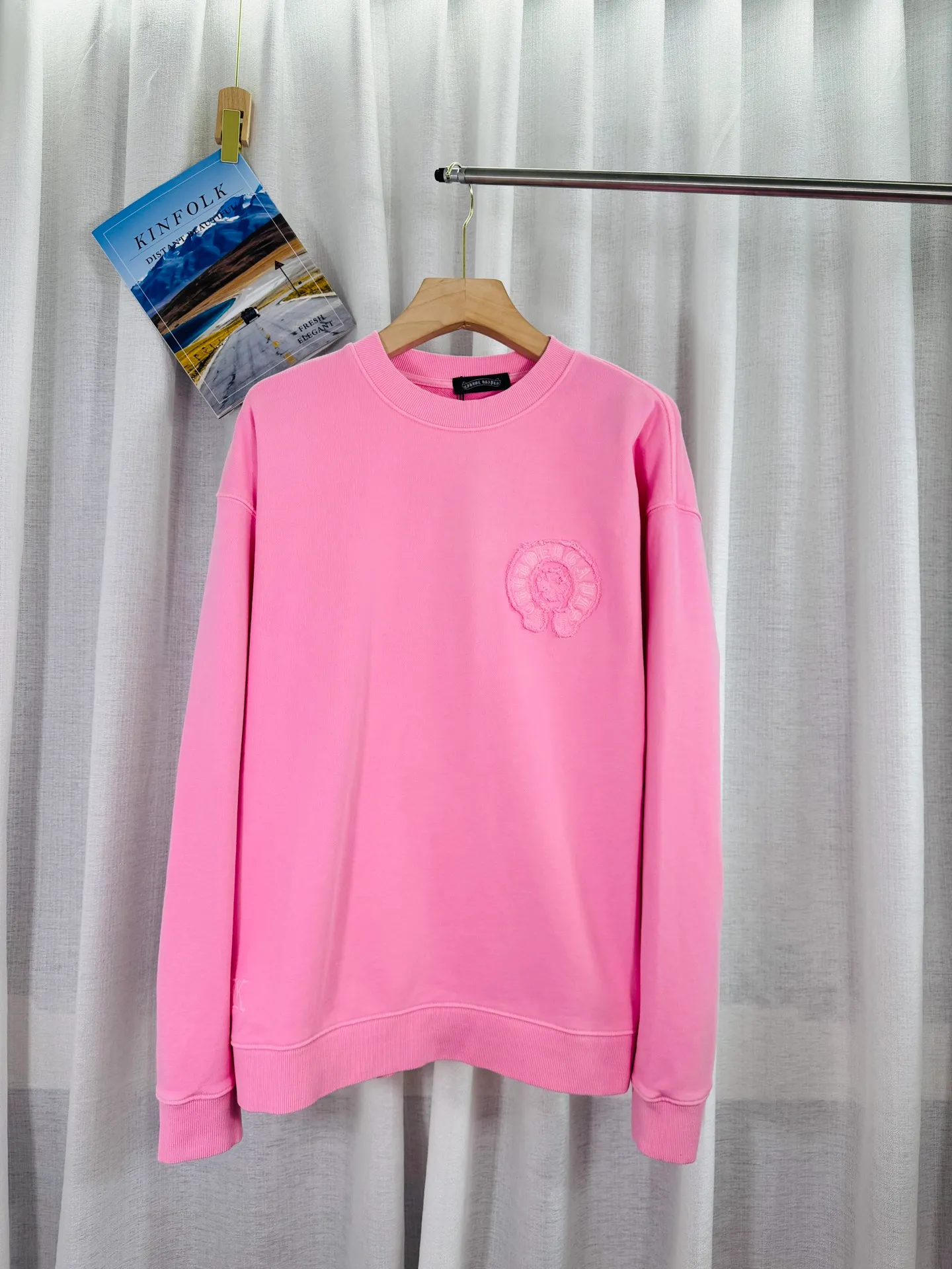 P280 top version, real shot without P, ​​different from market currency) 𝗖𝗵𝗿𝗼𝗺𝗲 𝗛𝗲𝗮𝗿𝘁𝘀/Cro Heart 2025 washed patch embroidery autumn and winter new original single counter American laser burnt 3D three-dimensional color embroidery couple casual sweatshirt 👑The highest version! Customized fabric 430g tripe terry fabric! American acid-washed and distressed original fabric laser burnt ✟appliqué embroidery and exquisite embroidery of letters! The best-selling model in the counter, very comfortable to wear. Accessories: original molded and authenticated collar label➕100% silk wash label. Genuine purchase-grade original hangtag➕matching hanging rope➕3D hanging beads➕original packaging bag. Craftsmanship: The original version has consistent wiring! The highest version of the armhole matching technique! Color: Pink Black Green Size: S M L XL Style Number: 25-377